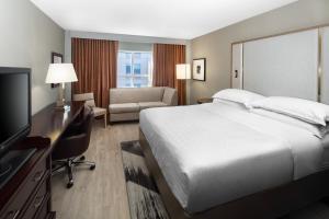 Postel nebo postele na pokoji v ubytování Sheraton Raleigh Hotel