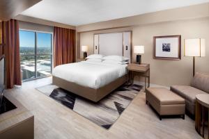 Postel nebo postele na pokoji v ubytování Sheraton Raleigh Hotel + 31 fotografií