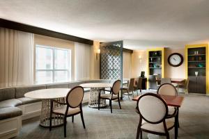 Posezení v ubytování Sheraton Raleigh Hotel