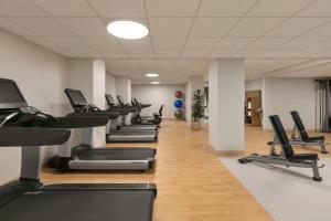 Fitness centrum a/nebo fitness zařízení v ubytování Sheraton Raleigh Hotel