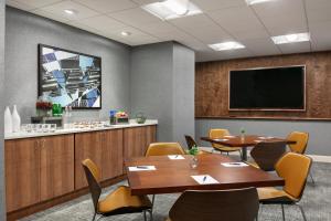 TV a/nebo společenská místnost v ubytování Sheraton Raleigh Hotel