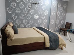 Postel nebo postele na pokoji v ubytování Radhika Hotel