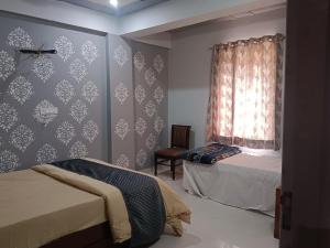 Postel nebo postele na pokoji v ubytování Radhika Hotel