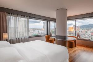 Postel nebo postele na pokoji v ubytování Sheraton Zürich Hotel + 37 fotografií