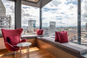 Predel za sedenje v nastanitvi Sheraton Zürich Hotel