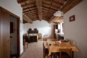 una cucina e una sala da pranzo con tavolo e cucina di Hermitage Holidays a Gallicano