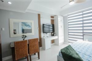 TV a/nebo společenská místnost v ubytování Condo18k Beside Mactan Newtown