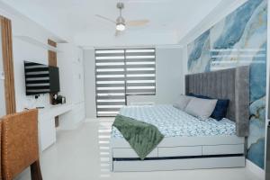 Postel nebo postele na pokoji v ubytování Condo18k Beside Mactan Newtown