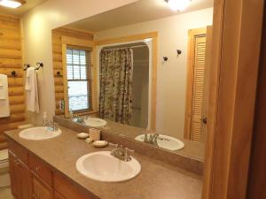 A bathroom at Alpine Log Cabin