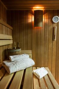 a sauna with two towels on a wooden floor at Zenit Valencia in Valencia