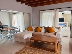 Χώρος καθιστικού στο South 2 Sea Gonubie