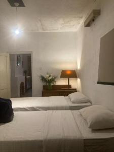 Postel nebo postele na pokoji v ubytování Acacia Inn