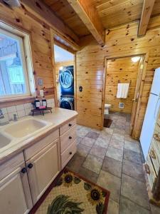 Phòng tắm tại Cozy Bear Cabin Getaway +43 ảnh