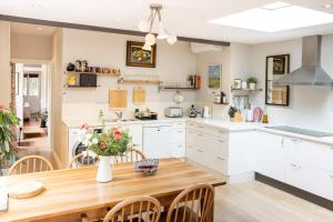 Kuchyň nebo kuchyňský kout v ubytování Charm & History 3bdr Cottage close to harbour views + 43 fotografií