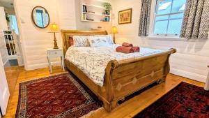 Postel nebo postele na pokoji v ubytování Charm & History 3bdr Cottage close to harbour views