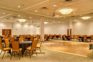 un salón de banquetes con mesa y sillas en SpringHill Suites by Marriott Lawrence Downtown, en Lawrence 28 fotos más