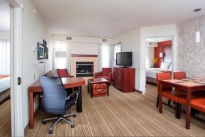 TV a/nebo společenská místnost v ubytování Residence Inn Rockford