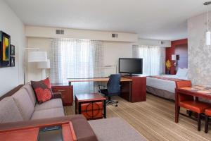 TV a/nebo společenská místnost v ubytování Residence Inn Rockford