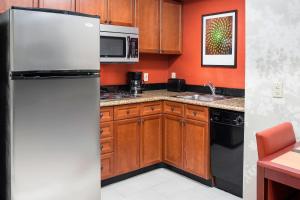 Kuchyň nebo kuchyňský kout v ubytování Residence Inn Rockford