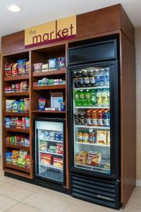 Supermarket nebo jiné obchody v  hotelu nebo okolí