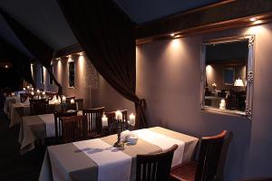 Reštaurácia alebo iné gastronomické zariadenie v ubytovaní A' PROPOS Hotel, Restauracja, Club
