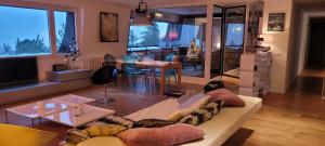 ein Wohnzimmer mit Sofa und Tisch in der Unterkunft 3-bedroom apartment with spectacular view in Neuenburg