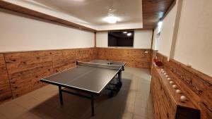 Tenis stołowy w obiekcie Wellness- und Familienhotel Dachsteinresort lub pobliżu