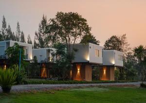 a house with lights on the side of it at Aob Khao Resort and Camping in Ban Pa Lau