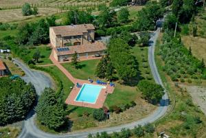 an aerial view of a house with a swimming pool at Agriturismo L'Imposto in Pomarance
