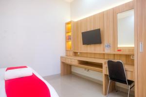 TV/trung tâm giải trí tại RedDoorz Syariah near Jogja City Mall 2