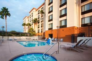 Bazén v ubytování SpringHill Suites Phoenix Tempe Airport nebo v jeho okolí