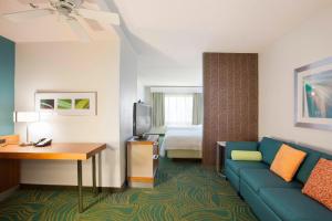 Postel nebo postele na pokoji v ubytování SpringHill Suites Phoenix Tempe Airport