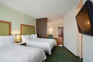 Postel nebo postele na pokoji v ubytování SpringHill Suites Phoenix Tempe Airport