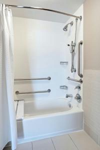 Koupelna v ubytování SpringHill Suites Phoenix Tempe Airport