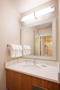 Koupelna v ubytování SpringHill Suites Phoenix Tempe Airport