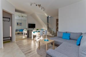 TV a/nebo společenská místnost v ubytování RESORT Riva & Avir