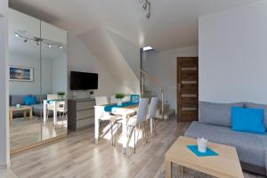 TV a/nebo společenská místnost v ubytování RESORT Riva & Avir