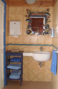 y baño con lavabo, espejo y toallas. en Ittiturismo Il Vecchio e il Mare, en Grottammare