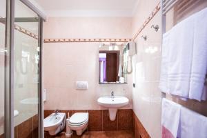 Koupelna v ubytování Hotel Romagna + 37 fotografií