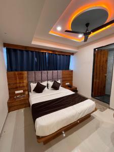 a bedroom with a large bed in a room at HOTEL RK VILLA , Naroda in Ahmedabad +20 photos