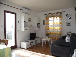 a living room with a couch and a tv at Apartment Tanja in Vela Luka