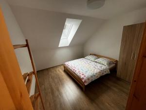 Cama o camas de una habitación en Chalupa Netopýr
