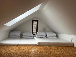 Cama o camas de una habitación en Chalupa Netopýr