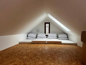 Un dormitorio con una cama en un ático en Chalupa Netopýr, en Černá Voda