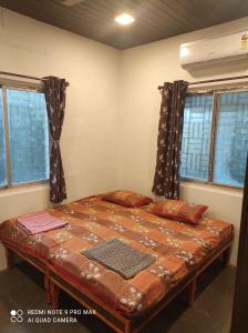 Postel nebo postele na pokoji v ubytování Swanand Home Stay