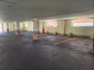 an empty parking lot in an empty parking garage at パティオ山梨 - 大人専用 - in Fuefuki +24 photos