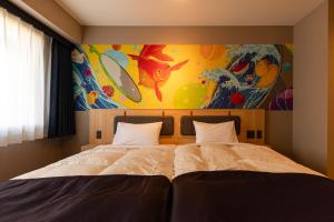 Postel nebo postele na pokoji v ubytování Kyoto Pleasant Hotel
