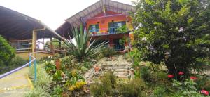 a house with a garden in front of it at Finca San Miguel Filandia in Filandia