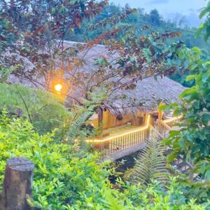 En have udenfor Nguyệt Nhi Homestay A Lưới