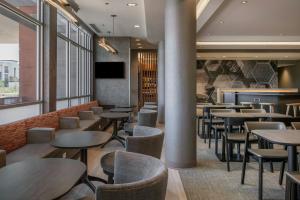 TV a/nebo společenská místnost v ubytování SpringHill Suites by Marriott Phoenix West/Avondale